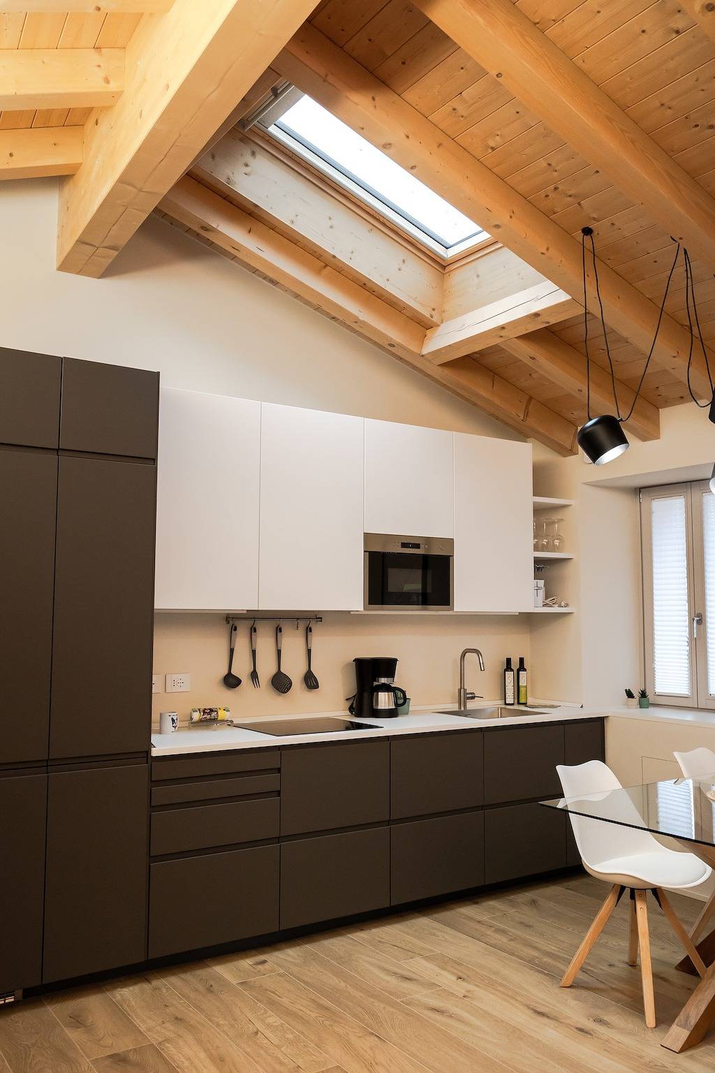 Entire apartment, Apartment 'Flat 1' with Wi-Fi and Air Conditioning in San Felice del Benaco, Garda Mountains