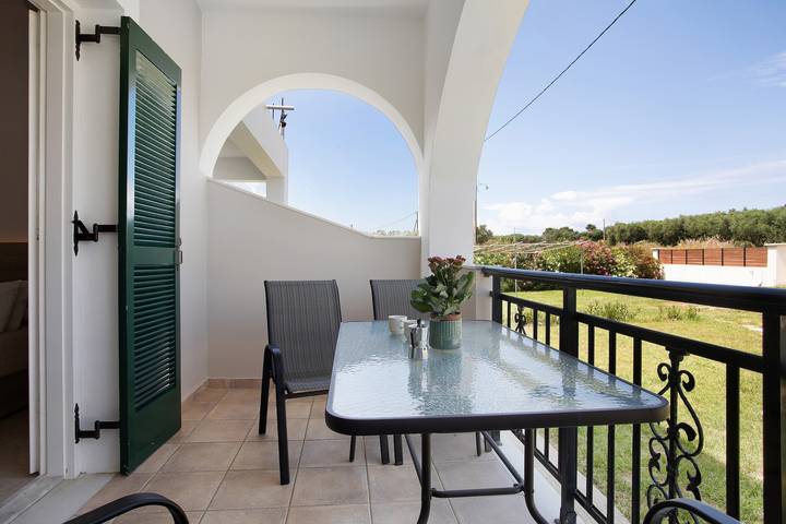Entire apartment, Holiday Apartment "Tropical Studio 3" with Shared Garden, A/C & Wi-Fi in Katastari, Alykes