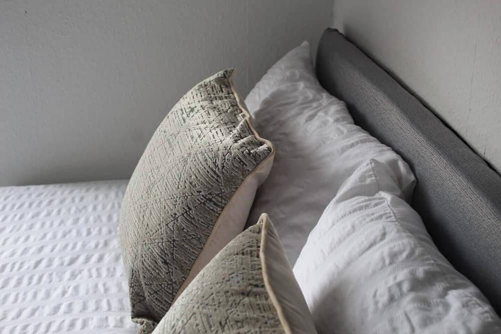 Entire apartment, Nec/Airport M6 Free Parking Available by Shm Stays in Solihull, Birmingham Area