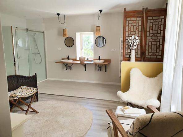 Location de vacances pour 2 personnes, avec piscine ainsi que jardin et vue à Reilhaguet - 2