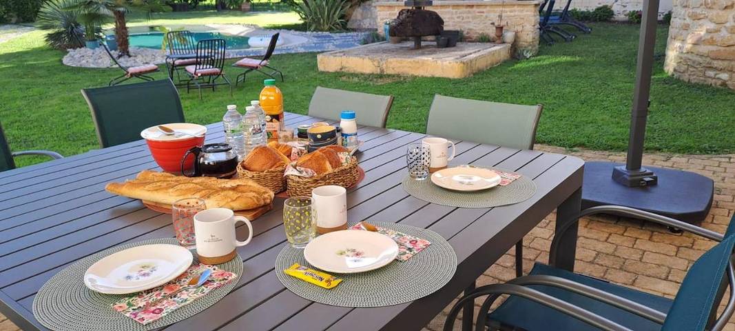 Location de vacances pour 4 personnes, avec jardin ainsi que piscine et terrasse à Crêches-sur-Saône - 4