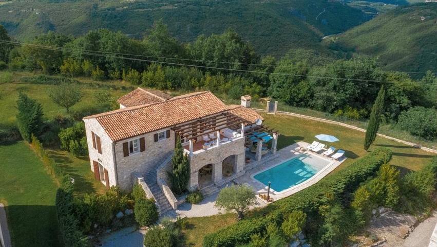 Ferienhaus für 9 Personen, mit Balkon und Terrasse sowie Garten und Pool in Sovinjak