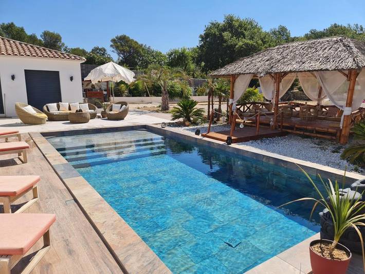 Location de vacances pour 2 personnes, avec piscine ainsi que jardin et jacuzzi, animaux acceptés à Peypin - 2