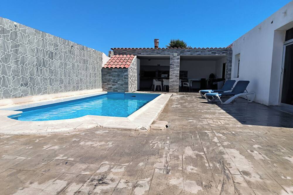 Turisblo villa with pool, 3 large bedrooms, large dining room, kitchen and bathroom. in Benicarló, Costa del Azahar