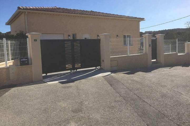 Location de vacances pour 4 personnes, avec jardin et terrasse à Saint-Julien-les-Rosiers
