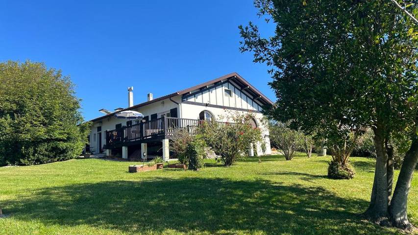 Location de vacances pour 6 personnes, avec jardin et jacuzzi, adapté aux familles à Bidart