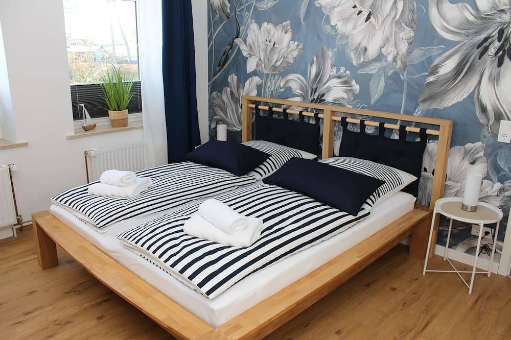 Ganze Wohnung, Fewo direkt am Deich 8 Personen + 2 Kleinkinder 150qm 2 Bäder 5 Zimmer Terrasse in Cappel-Neufeld, Nordholz