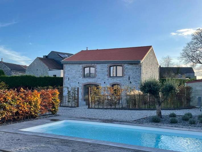 Location de vacances pour 5 personnes, avec vue ainsi que jardin et piscine à Florennes