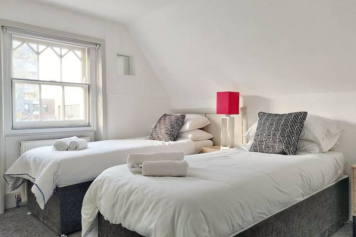 The Camden Chic Townhouse - accommodates 14 guests in vibrant Camden Town in Camden, Londra