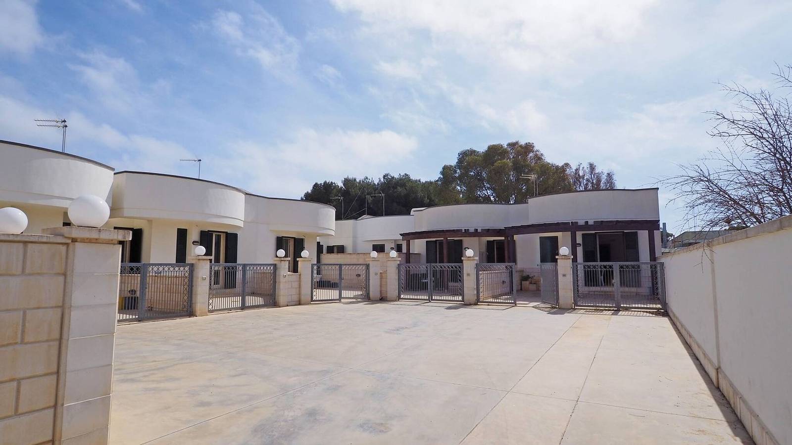 Garden Villa, 2 bedrooms, by the sea, 7 sleeps. in Torre Suda, Racale