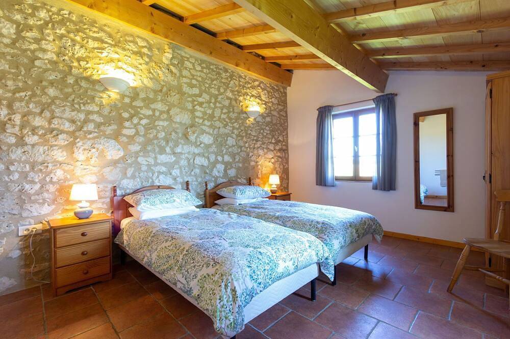 Heated pool, single-storey, rural location. Near restaurants and historic towns in Pardaillan, Région de Marmande