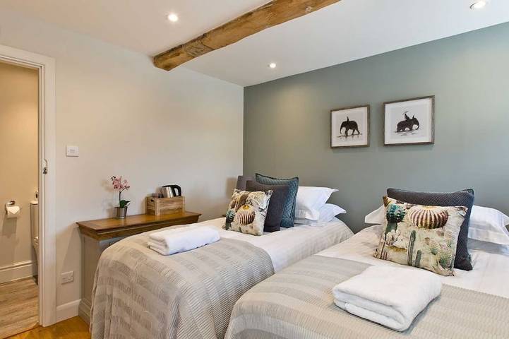 Large luxury farmhouse retreat situated in a rural hamlet, perfect for large gatherings of up to 50 in Hartington Nether Quarter, Derbyshire
