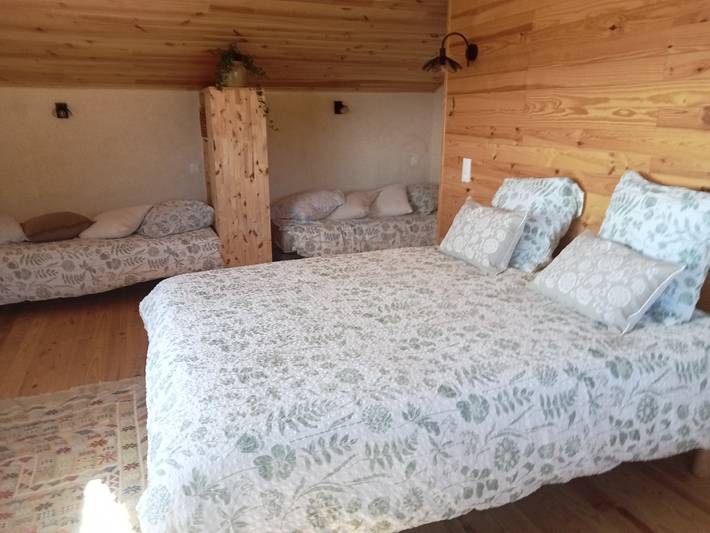 Gîte Les Mésanges – Vue panoramique, terrasse privée, jardin et vue sur le lac in Saint-Étienne-du-Vigan, Haute-Loire