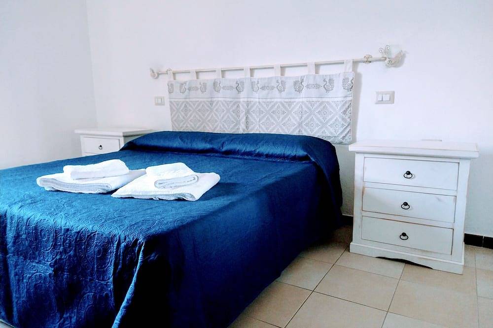 Charming cottage (with private garden) few steps from the beach in Agrustos, Budoni