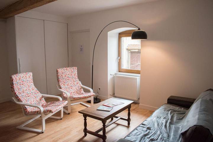 Gîte pour 6 personnes, avec jardin à Villechenève - 4