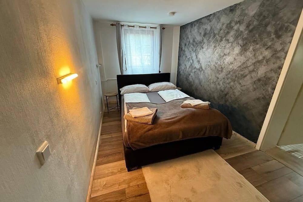 Ganze Wohnung, Kleines Doppelzimmer 16qm mit Smart-Tv in Steinsfeld, Taubertal