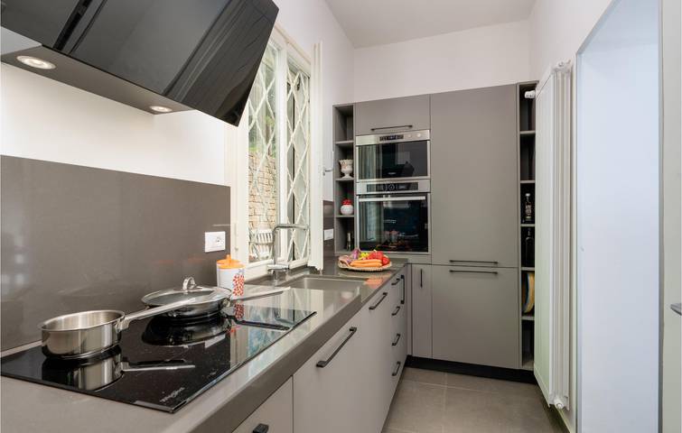 Oasi di giardino con piscina: Appartamento di 140m², Parcheggio, Cucina, Internet in Calci, Pisa e dintorni