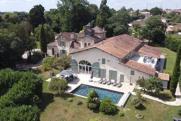 Gîte pour 19 personnes, avec jacuzzi et jardin à Sauveterre-de-Guyenne