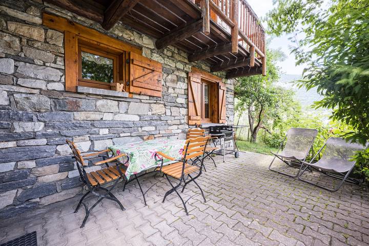Hel lägenhet, Montagnard Savoyard Apartment with Mountain View, Private Terrace & Wi-Fi in Bramans, Saint-Jean-de-Maurienne region