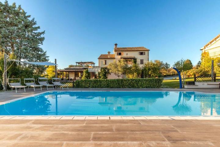 Casa vacanza per 18 persone, con panorama e piscina nonché giardino, con animali domestici in Cingoli