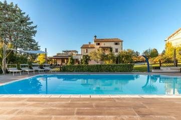 Location de vacances pour 18 personnes, avec vue ainsi que piscine et jardin à Cingoli