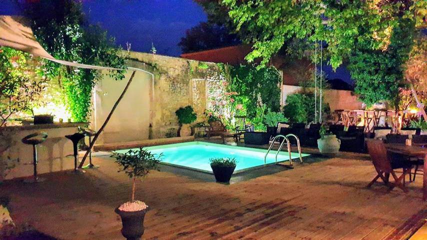 Chambre d’hôte pour 2 personnes, avec piscine et jacuzzi ainsi que sauna et jardin
