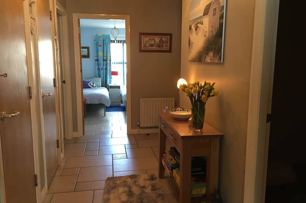 Entire apartment, Seafront Spacious 3 bedroom Apartment with private secure parking and free wi-fi in Newcastle (County Down), County Down