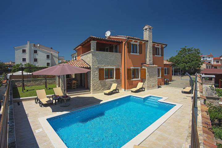 Ferienhaus für 6 Personen, mit Balkon und Terrasse sowie Garten und Pool