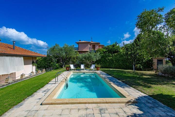 Ferienwohnung für 6 Personen, mit Garten und Ausblick sowie Pool