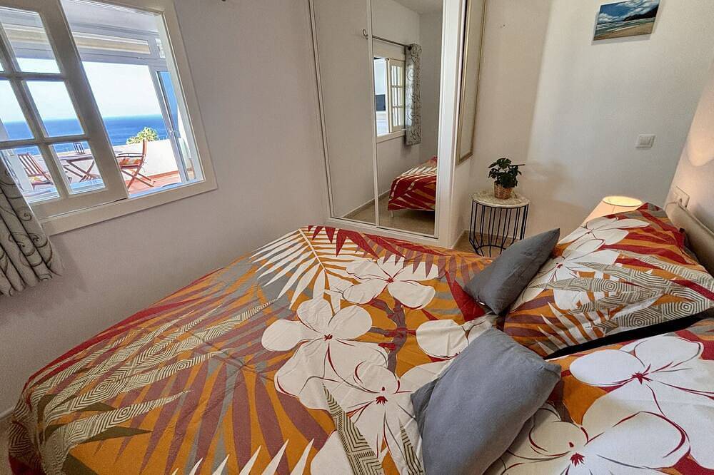 Entire apartment, Appartement Chao Volcano Vue mer Piscine Chauffée A/C in Puerto del Carmen, Tías