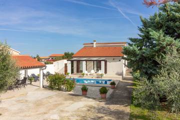 Villa With Pool for 4 People in Sisan, Istria, Photo 2