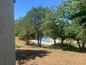 Gîte pour 2 personnes, avec jardin ainsi que vue et piscine à Montauroux
