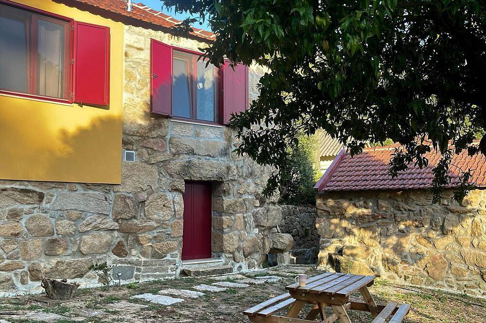 A Quiet Stone House in Nature by a Waterfall 5 min From Douro River in Sande e São Lourenço do Douro, Porto Distrikt