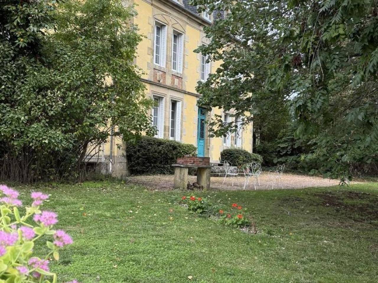 Maison de maître Xixe s. avec piscine et jardin in Gipcy, Allier