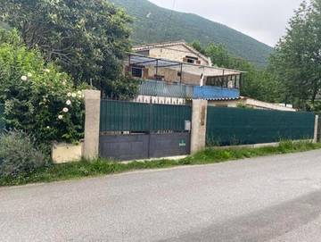 Cottage pour 8 personnes, avec jardin ainsi que piscine et vue, animaux acceptés à Roquestéron