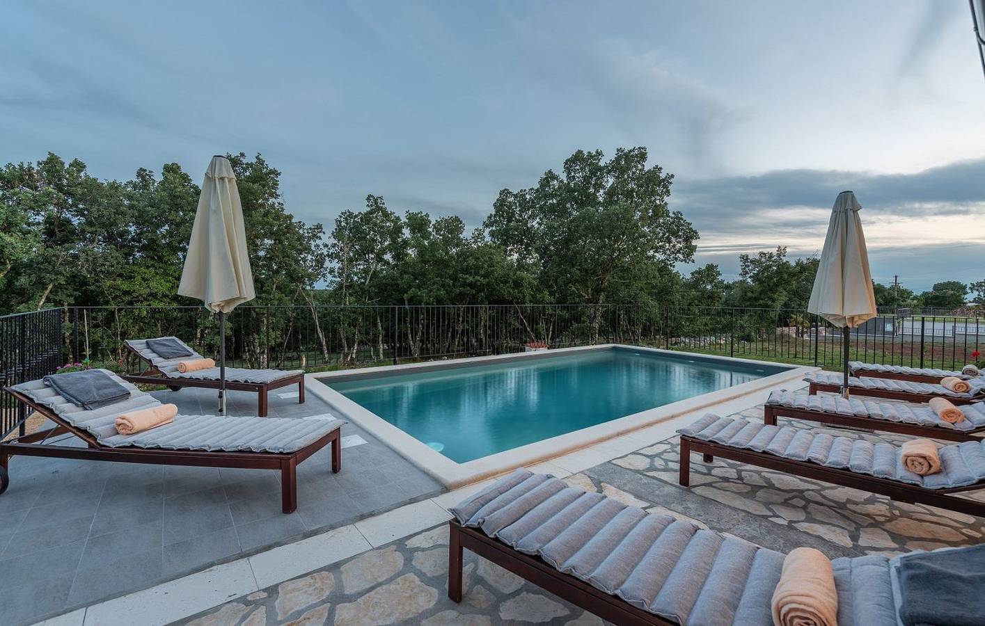 Hundefreundliche Finca mit beheiztem Privatpool, Lounge-Bereich, Grill, Waschmaschine in Buje, Zentralistrien