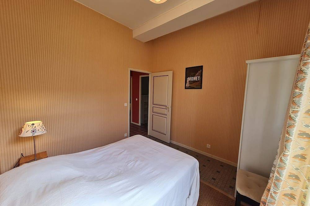 Lodge of Xviiith c Castle - nested in the Parc - 6/7 p - 4 kms from Falaise in Sainte-Thérèse-en-Pays-de-Falaise, Caen und Umgebung