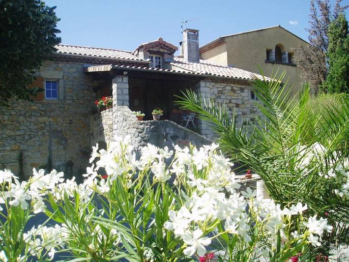 Location de vacances pour 8 personnes, avec piscine ainsi que jardin et vue, adapté aux familles à Villeneuve-de-Berg - 4