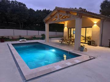 Location de vacances pour 4 personnes, avec jardin ainsi que piscine et vue à Réauville