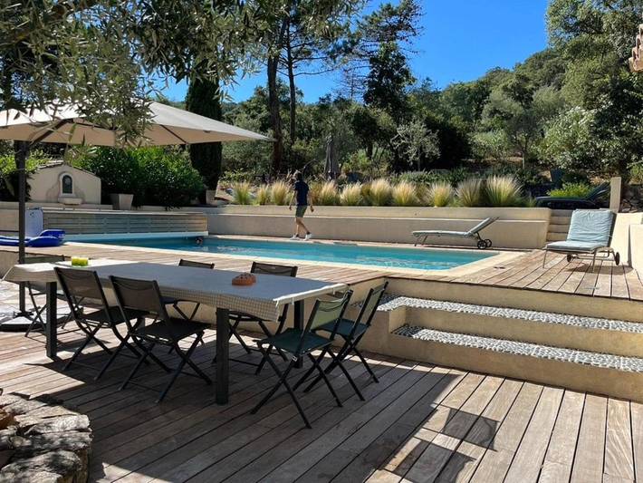 Location de vacances pour 10 personnes, avec terrasse ainsi que piscine et jardin à La Môle