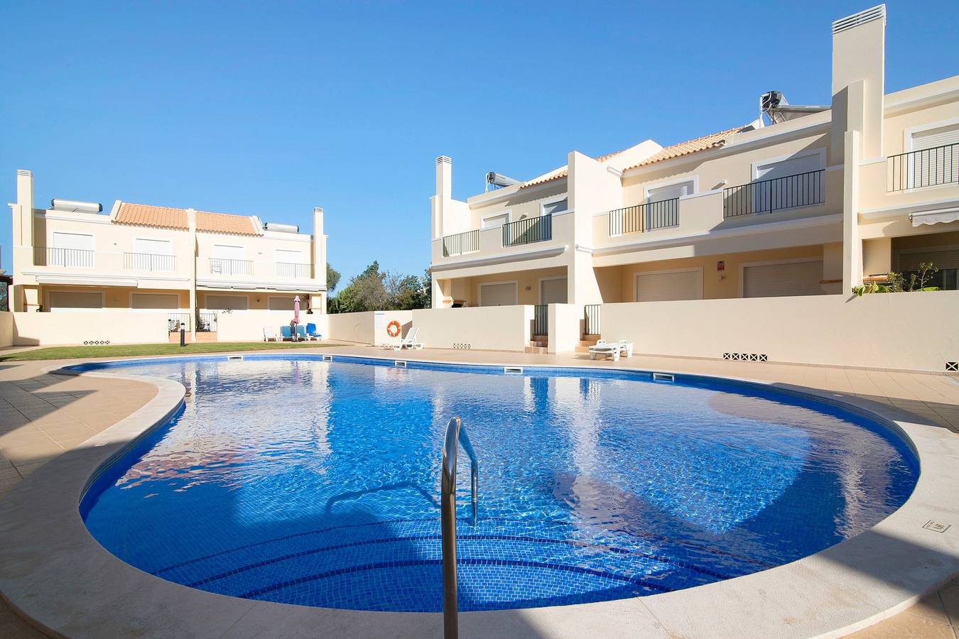 Apartamento inteiro, Apartamento 'Casinha Dos Serves' com Piscina Partilhada, Wi-Fi e Ar Condicionado in Ferreiras, Distrito de Faro