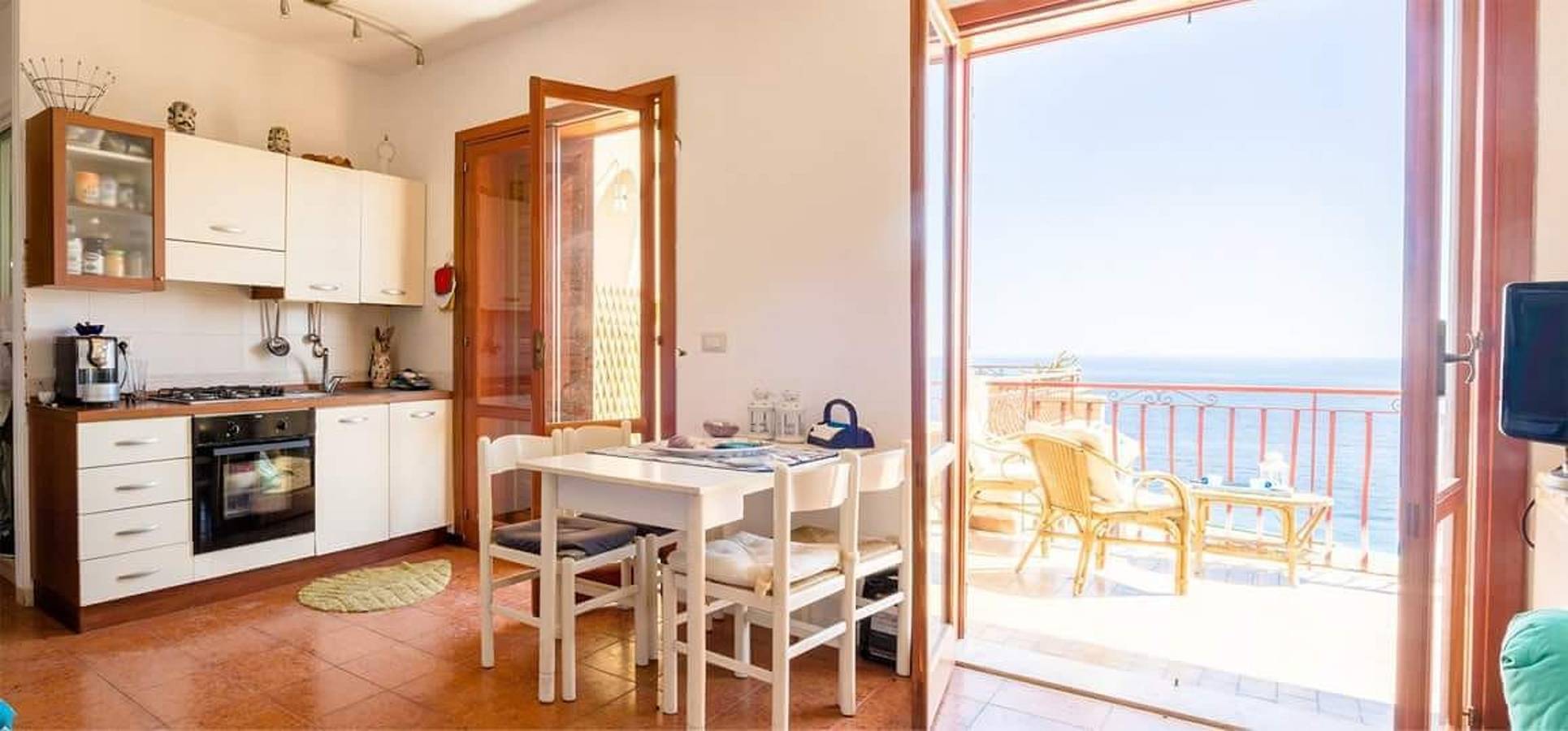 Apartamento entero, Casa encantadora frente al mar en Letojanni con terraza in Letojanni, Provincia de Messina