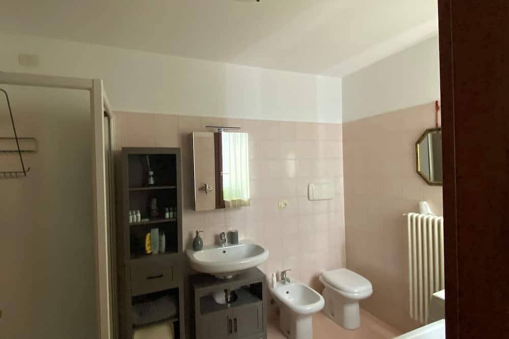 Ganze Wohnung, Apartment just steps away from the sea with pool and whirlpool in Pesaro, Valle del Metauro
