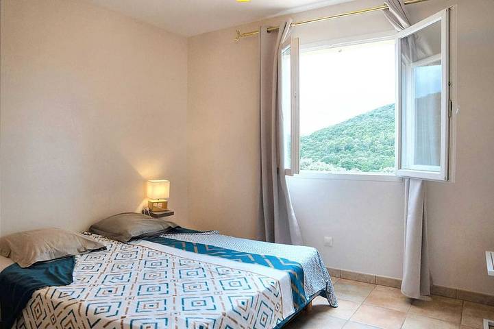 Location de vacances pour 14 personnes, avec terrasse et jardin, animaux acceptés à Saint-Jean-du-Pin - 2