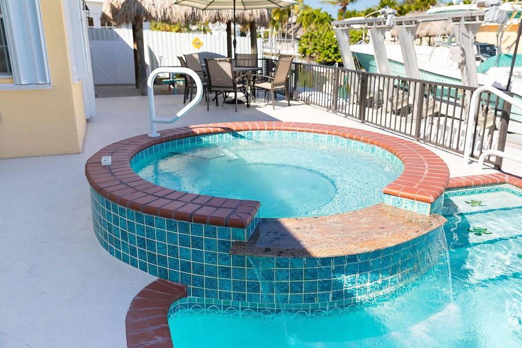 Bestes Marathon-Haus mit beheiztem Pool und Spa, Bootsanlegestelle und Eiswürfel in Marathon, Monroe County