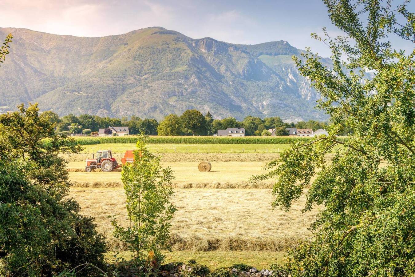 Entire apartment, Pyrénées Cottage with Mountain View, Private Terrace, and Wi-Fi – Top-Rated Accommodation in Lau-Balagnas, Pyrenees National Park