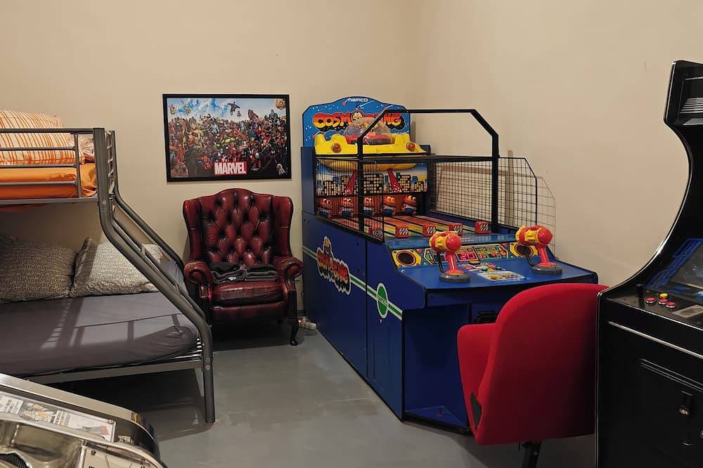Geek Castle : un château full de flippers / arcades et un grand jacuzzi chaud in Seurre, Région de Beaune