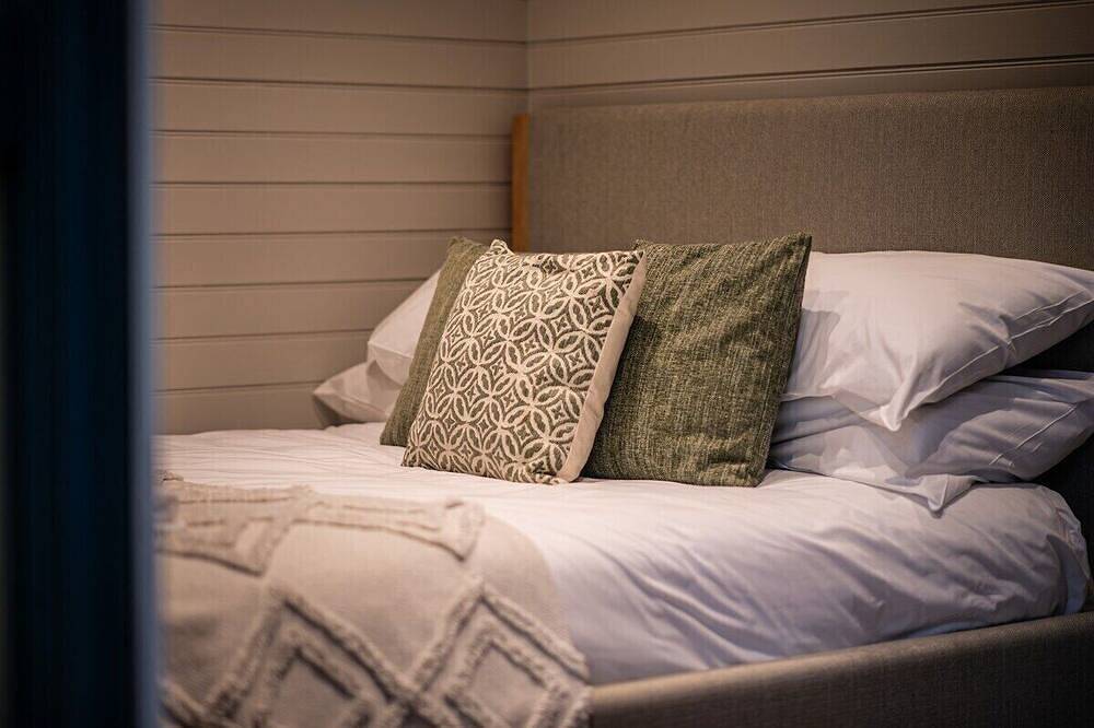 Luxurious Canal-side mini lodge in Llangollen. in Llangollen, Denbighshire