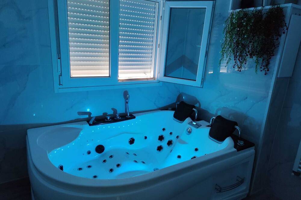 Entire apartment, Apartment with jacuzzi El Rincón de las Delicias in Saragossa, Saragossa Province