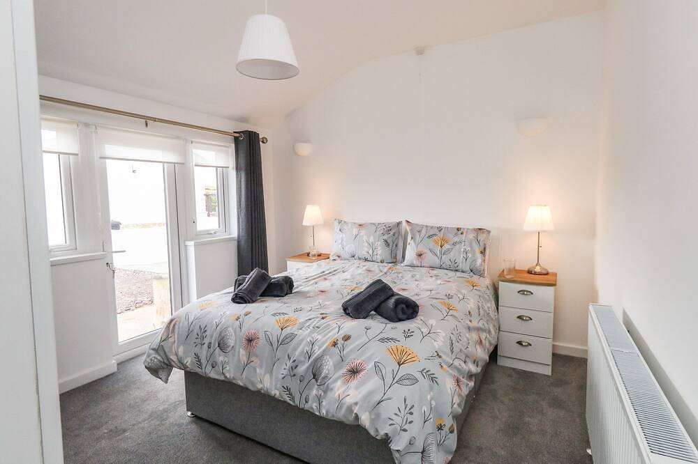 Cliff Barn, pet friendly, with open fire in Burton Bradstock in Burton Bradstock, Dorset